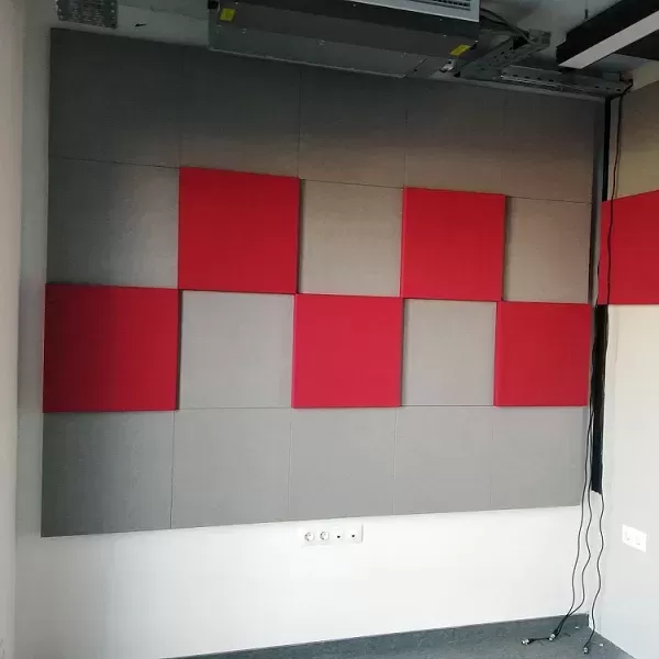 Akustisten paneelien asennus kuuluisaan radiostudioon