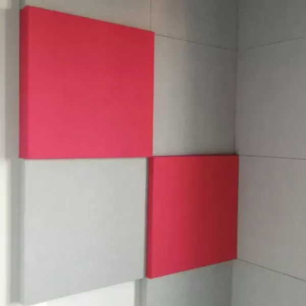 Akustisten paneelien asennus kuuluisaan radiostudioon