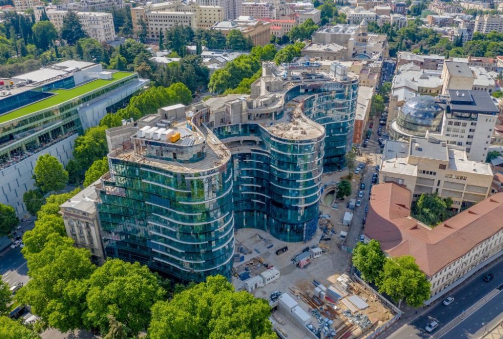 Äänieristys este Freedom Square -hotellissa, Tbilisissä