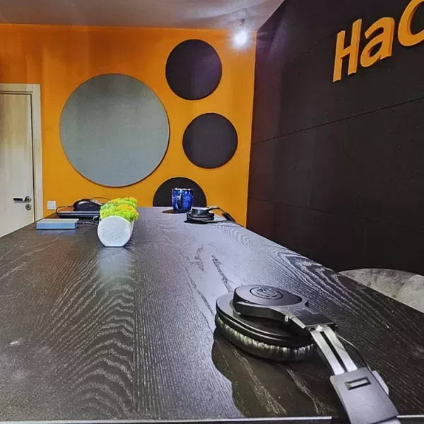 Akustiset paneelit ja täydellinen Podcast Studion uudistus