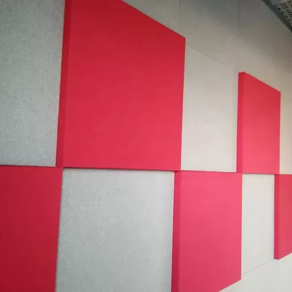 Akustisten paneelien asennus kuuluisaan radiostudioon