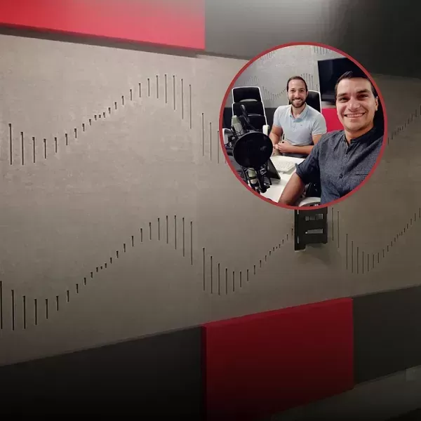 Akustisten paneelien asennus kuuluisaan radiostudioon
