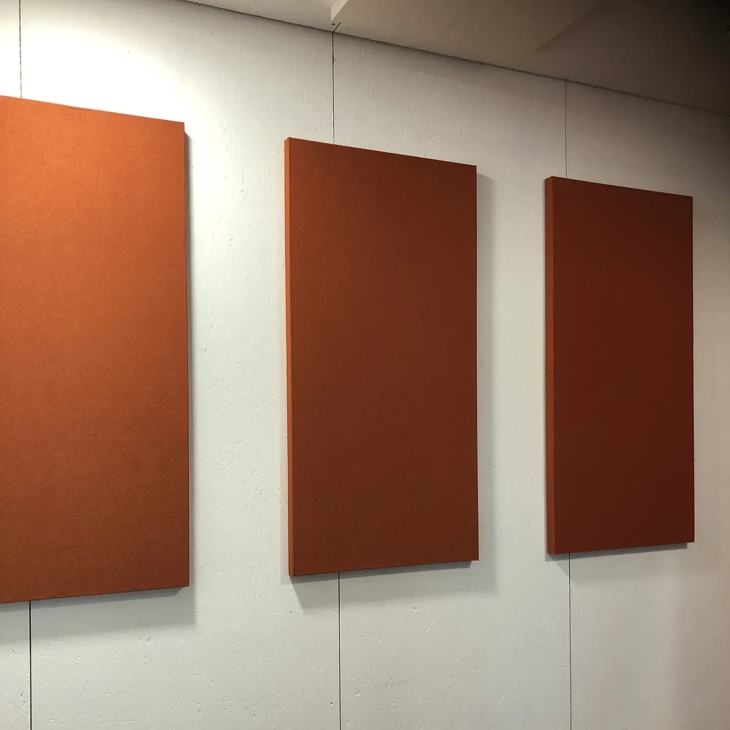 Echo Wall -akustiikkapaneelit BE Ternan toimisto- ja kokoustiloissa