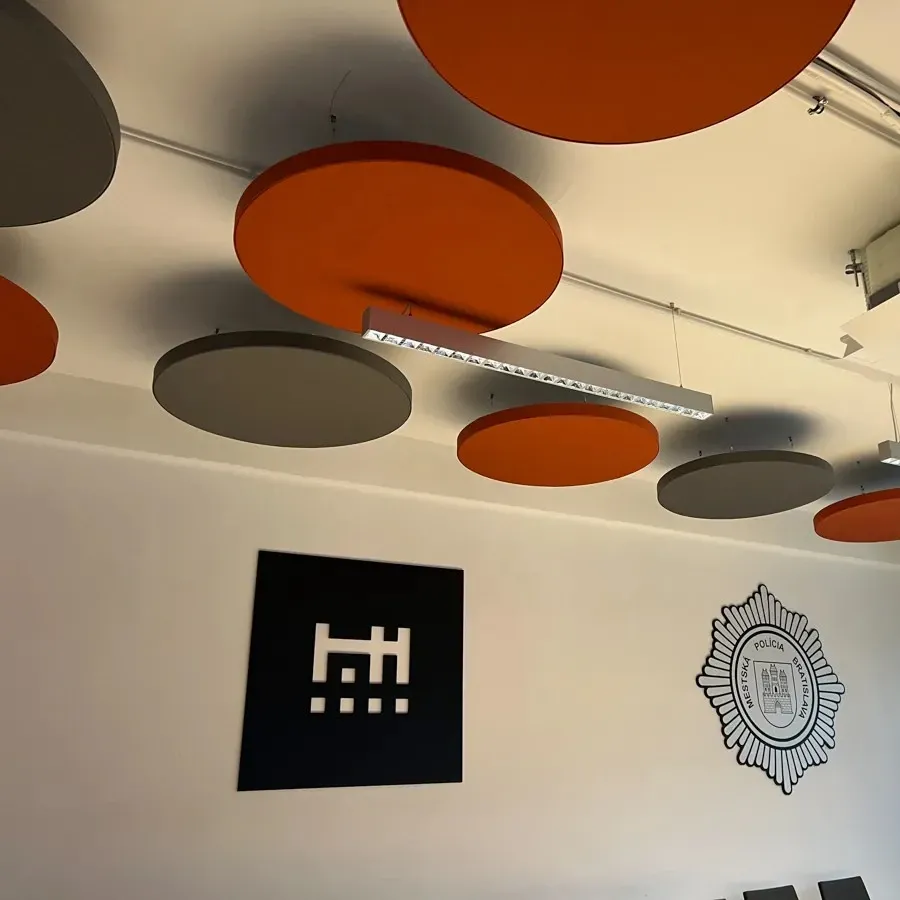 Bratislavan poliisin soittohuoneen akustiikan parannus