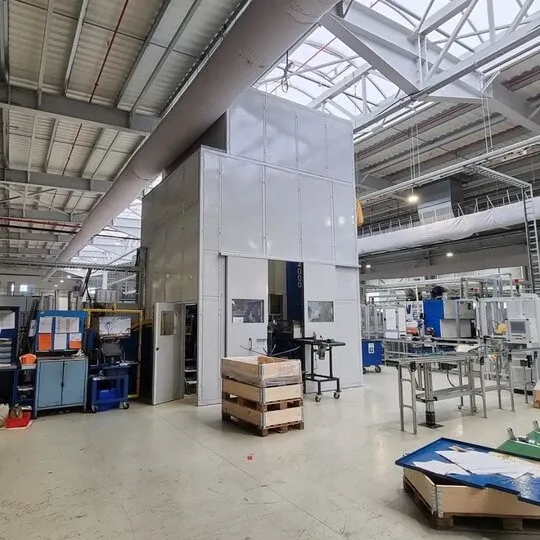 Miba Steeltecillä sijaitsevan meluisan puristimen teollinen äänieristys
