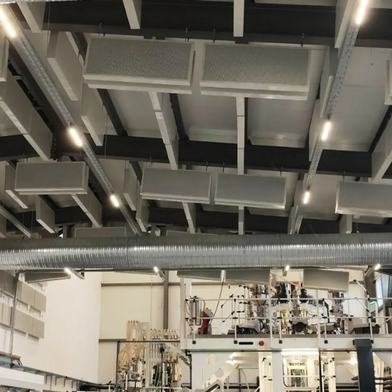 Teollisuushallin akustinen käsittely Excellpackille