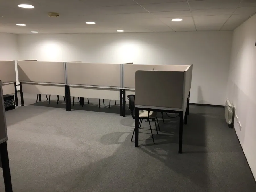Akustiset erottimet kääntäjäpöytiin