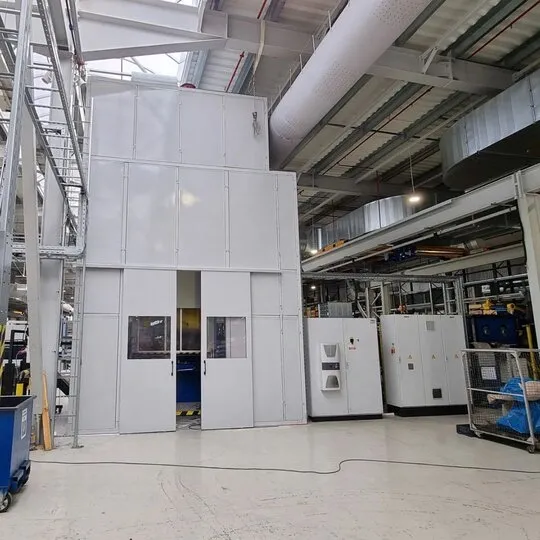 Miba Steeltecillä sijaitsevan meluisan puristimen teollinen äänieristys