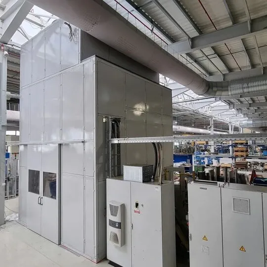 Miba Steeltecillä sijaitsevan meluisan puristimen teollinen äänieristys