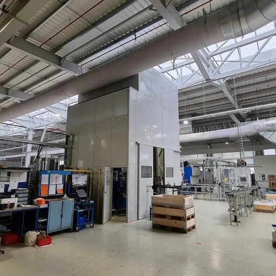 Miba Steeltecillä sijaitsevan meluisan puristimen teollinen äänieristys