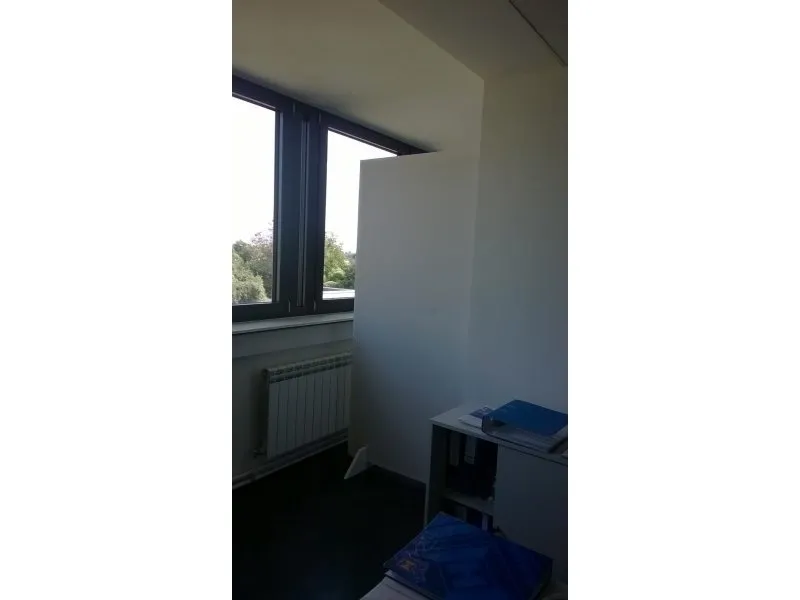 Akustinen näyttö toimistossa kaiuntaefektillä