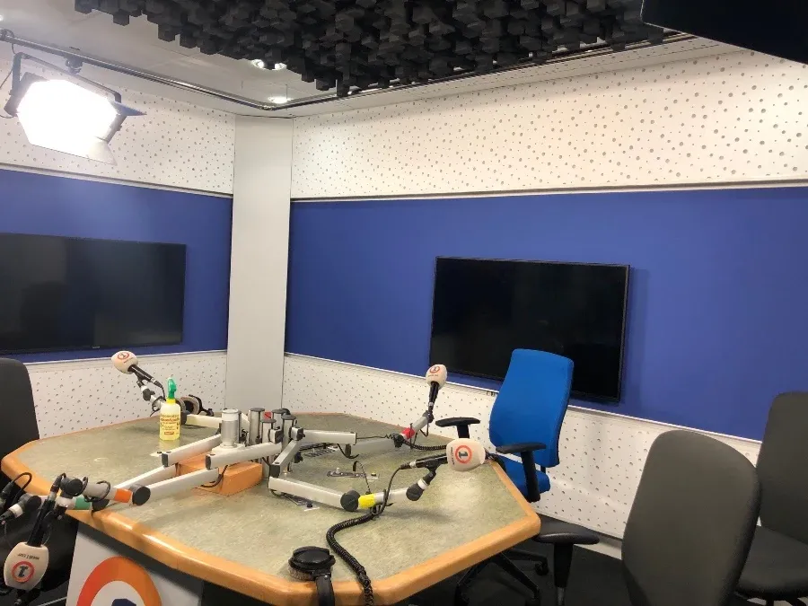 Akustinen hoito radiostudiossa Tangerissa, Marokossa