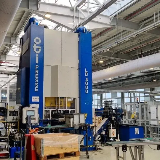 Miba Steeltecillä sijaitsevan meluisan puristimen teollinen äänieristys