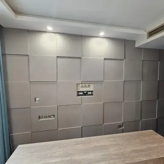 Akustiikkaseinien käsittely Hotel Bulgarska Moravassa