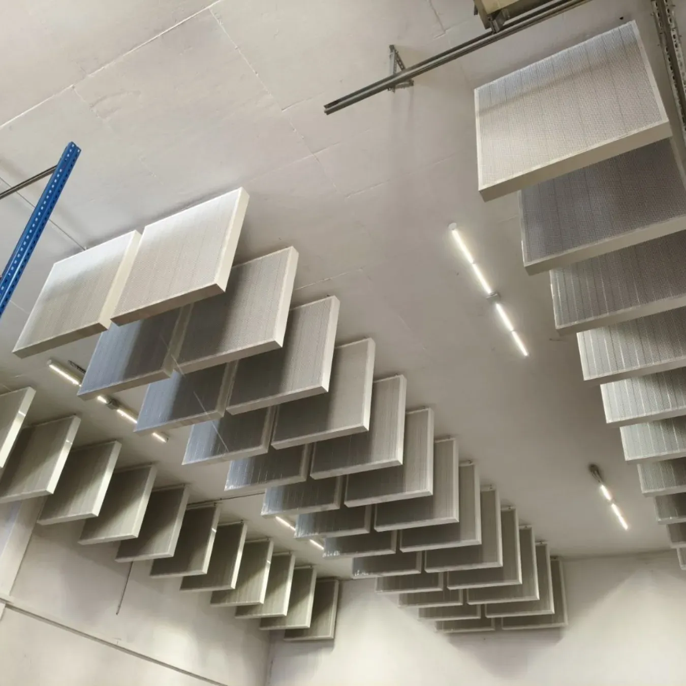 Teollisuushallin akustinen käsittely Excellpackille