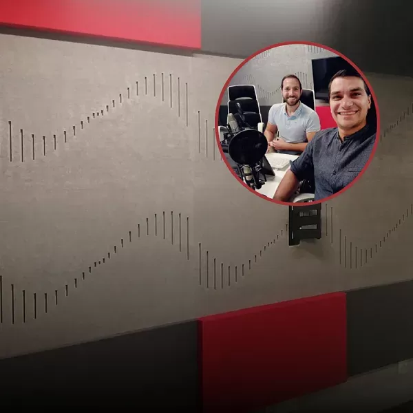 Akustisten paneelien asennus kuuluisaan radiostudioon