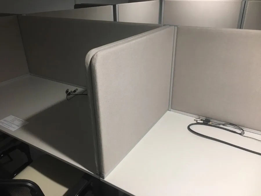 Akustiset erottimet kääntäjäpöytiin
